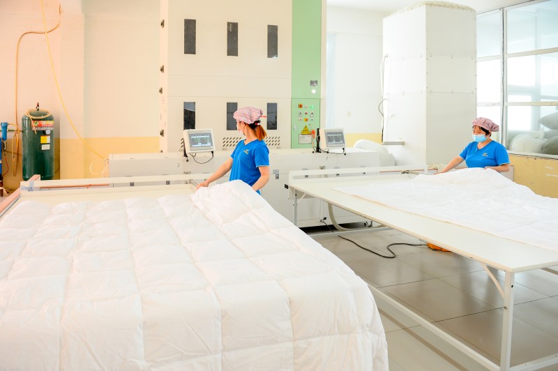 Computerised automatic down-filling machine